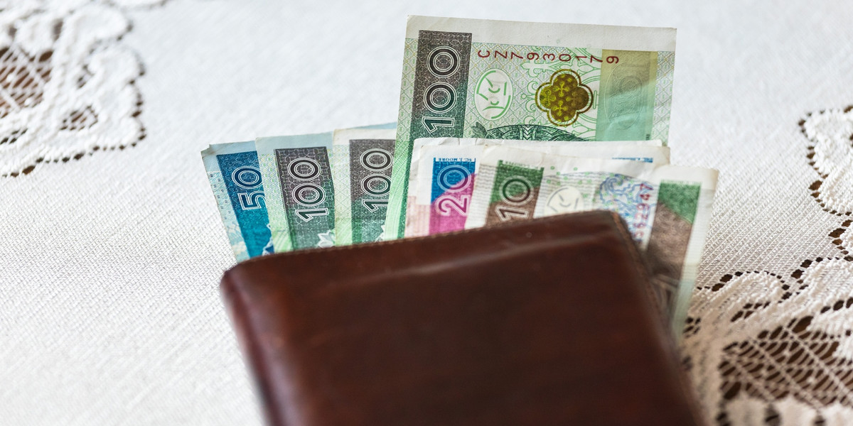 W sobotę premier Mateusz Morawiecki zapowiedział, że od 1 stycznia 2020 r. płaca minimalna będzie podwyższona do 2600 zł. Przekazano te, że pensja minimalna wzrośnie do końca 2020 r. do 3000 zł, a do końca 2023 r. do 4000 zł.
