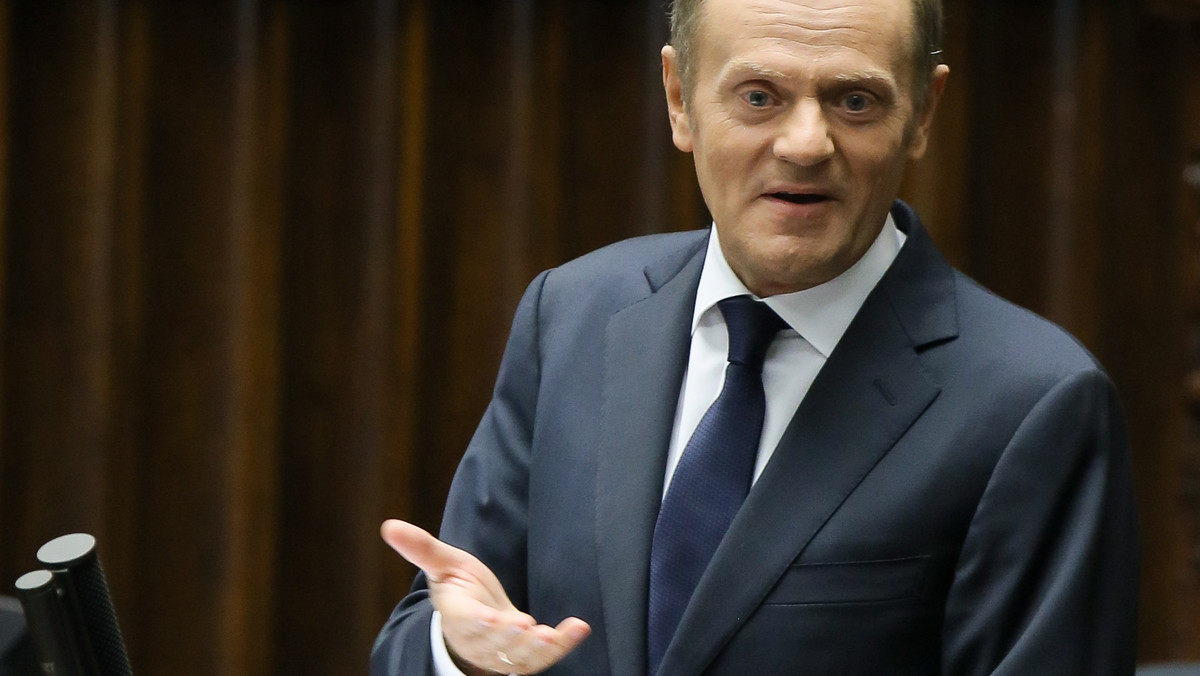 Na pierwszym posiedzeniu Sejmu po wakacyjnej przerwie Donald Tusk przedstawił plany rządu na najbliższe miesiące. Tusk zapowiedział wzrost emerytur oraz pomoc dla rodzin. Następnie odbyły się wystąpienia przedstawicieli klubów. Sposób debaty wywołał sprzeciw opozycji, ponieważ po trzygodzinnym wystąpieniu rządzących partie mają jedynie 10 minut, na krótkie oświadczenia.