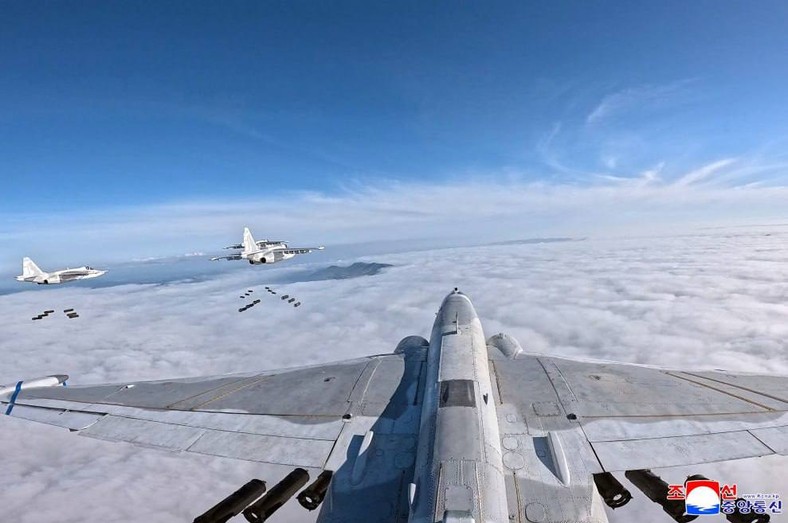 Północnokoreańskie Su-25 i klasyczne bomby
