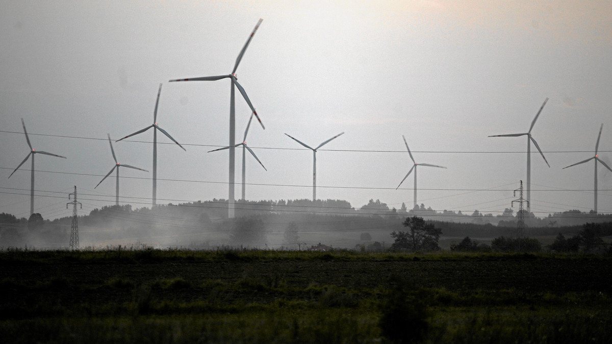 W woj. pomorskim do 2016 r. ma powstać 11 farm wiatrowych o mocy 1576 MW. Jak poinformował urząd marszałkowski w Gdańsku, obecnie w regionie działa 28 farm o łącznej mocy 272 MW. W wielu miejscach lokalna społeczność protestuje przeciwko planom inwestycji.