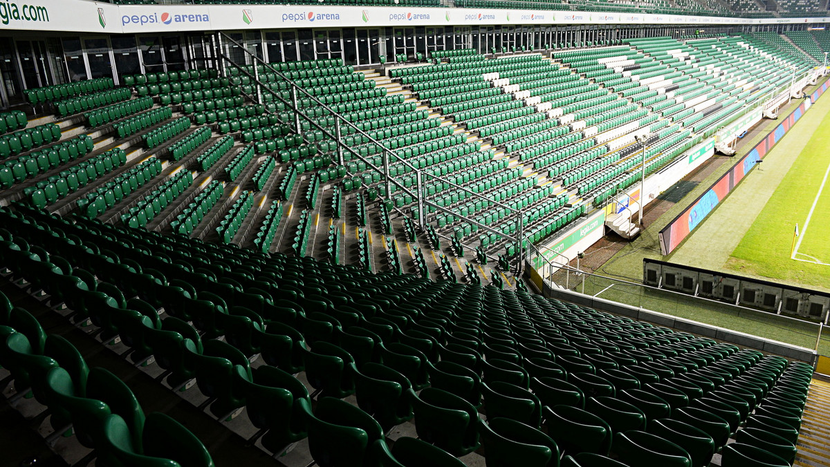 Zamykanie stadionów to głupota. Jak można karać wszystkich kibiców za wybryki jednostek? Przecież to się w głowie nie mieści. Po to jest policja, po to jest monitoring, żeby wyłapywać tych, którzy rozrabiają - pisze w swoim felietonie dla "Faktu" Andrzej Iwan.