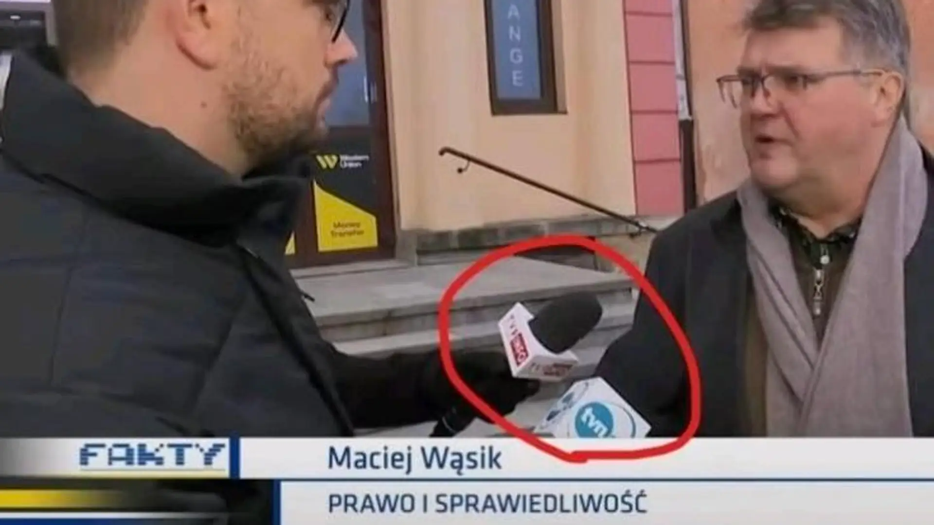 Jeden reporter i dwa mikrofony? Absurdalny zarzut wobec TVN i TVP