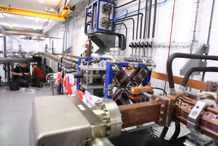 Wokół pierścienia zainstalowane będą dwie linie badawcze. W przyszłości, w zależności od potrzeb, liczba linii badawczych może być zwiększona do 20. <br><br> (zuz) PAP/Stanisław Rozpędzik