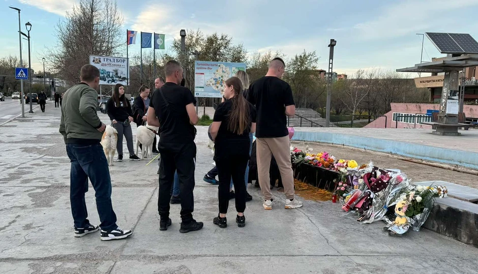 Baka i deka Danke Ilić došli na mesto gde građani odaju počast njihovoj unuci