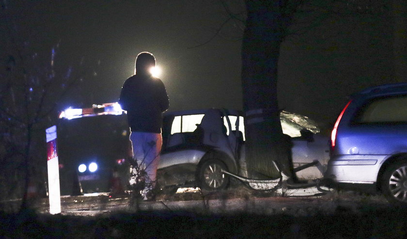 Horror na drodze. Małżeństwo roztrzaskał się o drzewo