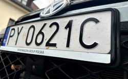 Ta opłata to obowiązek do 25 marca. Kierowcy zaklejają deski rozdzielcze czarną folią