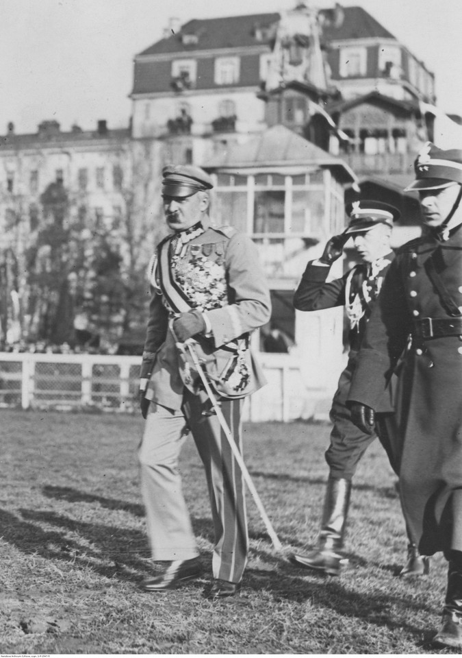 Obchody Święta Niepodległości w Warszawie w 1928 r. Marszałek Józef Piłsudski w otoczeniu nierozpoznanych oficerów udaje się na trybunę honorową