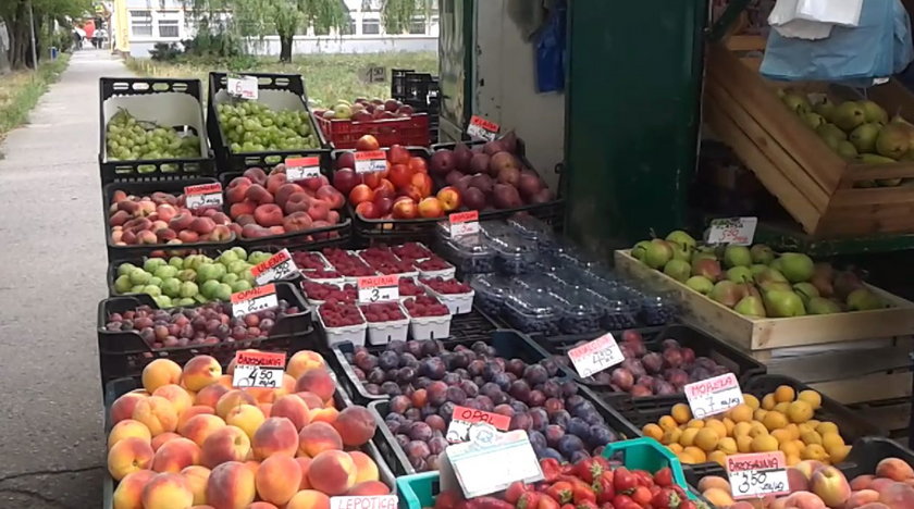 Warzywa i owoce na rynku na Dębcu w Poznaniu