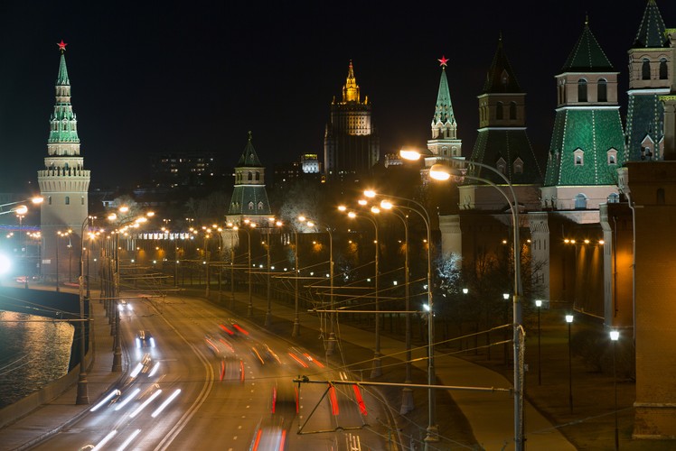 Uwagę zwracają wysokie koszty mieszkań. Pod względem wysokości cen prym wiedzie oczywiście Moskwa, założona w XII wieku dzisiejsza stolica Rosji. Oficjalnie ma dziewięć, nieoficjalnie nawet 14 mln mieszkańców. W centrum Jekaterinburga za metr kwadratowy zapłacimy 8 131 zł, natomiast poza ścisłym centrum niewiele mniej - 6 133 zł. Moskwa jak zwykle nie rozczarowuje, metr mieszkania w jej centrum kosztuje średnio 22,1 tys. zł, natomiast w pozostałych częściach miasta ok. 13 tys. zł. 
Ceny nieruchomości, podobnie jak w Polsce, nie skłaniają do pochopnych zakupów, na następnym slajdzie zastanowimy się więc nad wynajmem.