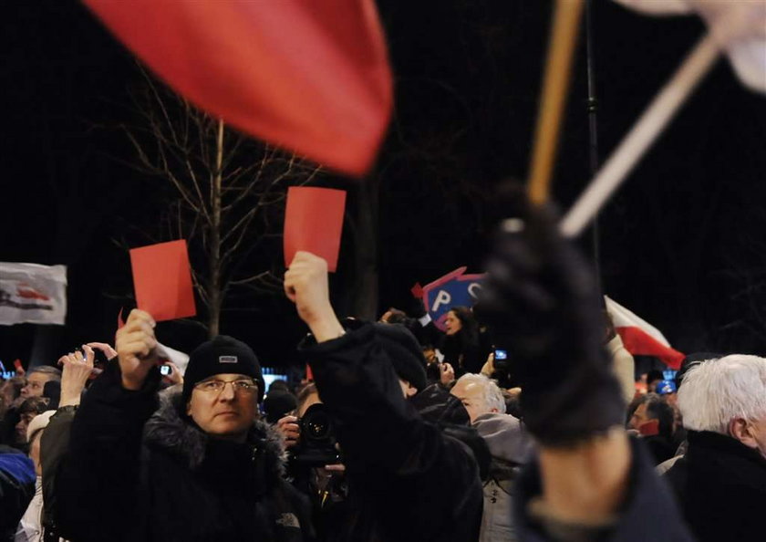 Manifestacja PiS. To tłumy, czy garstka? Była czerwień dla...