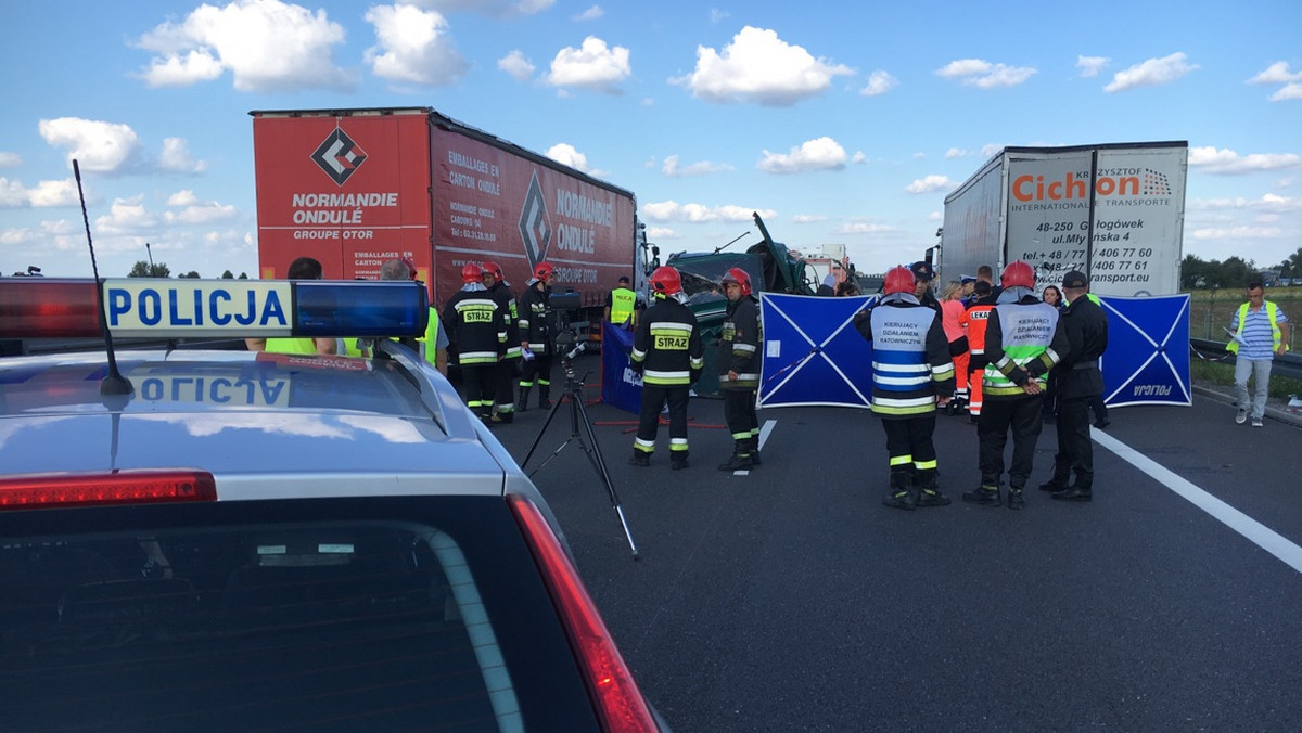 Pięć osób zginęło, a dwie są ranne w wyniku wypadku, do którego doszło na obwodnicy Lublina. Według wstępnych informacji na drodze ekspresowej zderzył się bus z ciężarówką. Droga jest całkowicie zablokowana. Utrudnienia potrwają jeszcze przez kilka godzin.