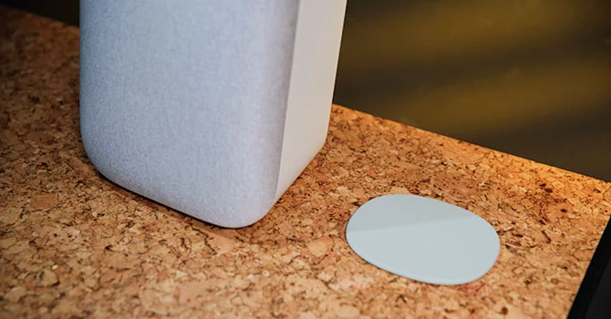 Proste i skuteczne: mata gumowa zapewnia Google Home Max pewne trzymanie i zapobiega dudnieniu basów.
