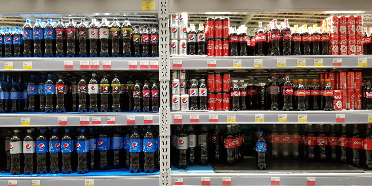 Ceny napojów typu Coca-Cola tylko w 2021 roku wzrosły w Polsce o niemal połowę.