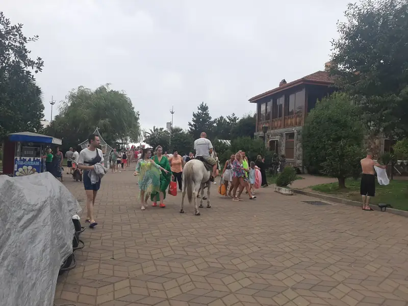 Pan na koniu w centrum Batumi. Takie widoki też można tam spotkać