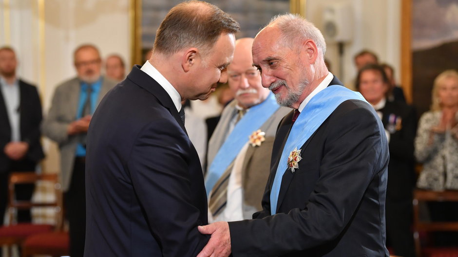 Andrzej Duda odznacza Antoniego Macierewicza Orderem Orła Białego, 23 września 2022 r. 