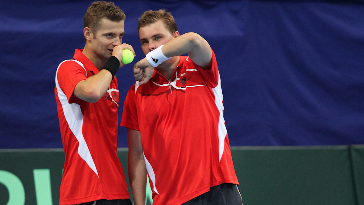 Polscy tenisiści Mariusz Fyrstenberg i Marcin Matkowski pokonali Hiszpanów Guillermo Garcię-Lopeza i Alberta Montanesa 6:3, 6:4 i awansowali do drugiej rundy wielkoszlemowego turnieju US Open (z pulą nagród 22,266 mln dol.) na twardych kortach w Nowym Jorku.