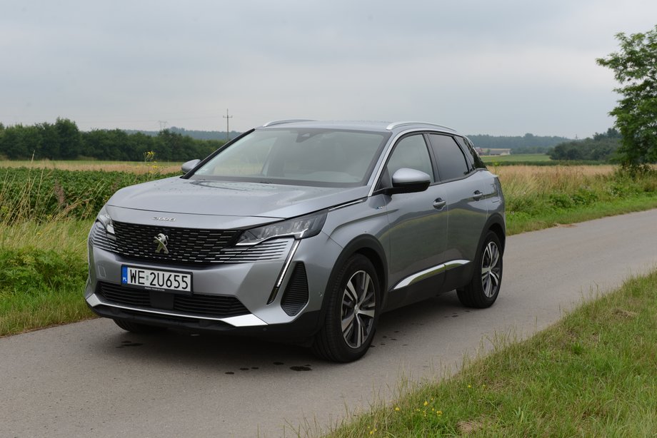 Peugeot 3008 Hybrid4 to jeden z ładniejszych, kompaktowych SUV-ów z dostępnych na rynku. Jednocześnie, jego uroda nie jest ostentacyjna.