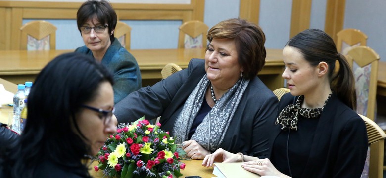 Komorowska rozmawia z żonami górników. Mediów nie wpuścili... ZDJĘCIA