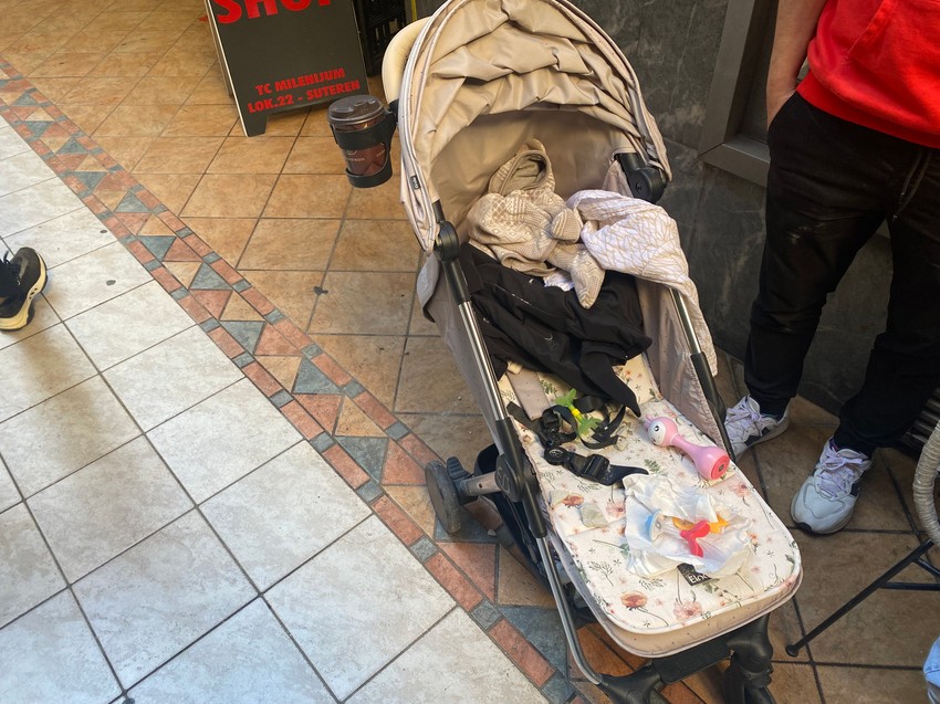 Kolica u kojima se nalazila povređena beba