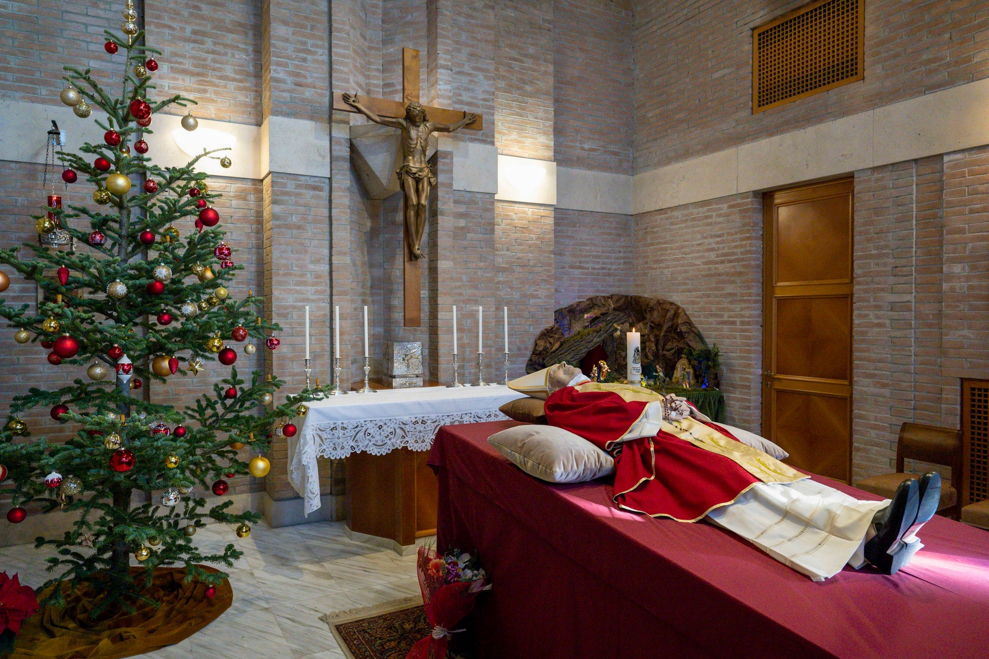 Rakva s pozostatkami pápeža je zatiaľ vystavená v kaplnke kláštora Mater Ecclesiae, kde prevažne žil od  28. februára 2013.