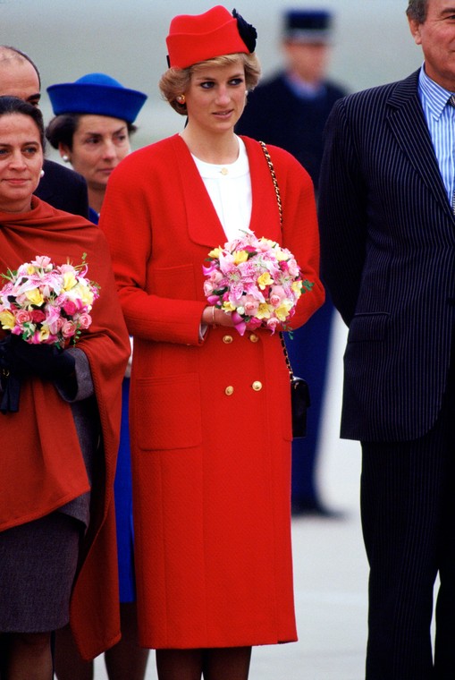 Księżna Diana w czerwonym płaszczu Chanel podczas wizyty we Francji w 1992 r.