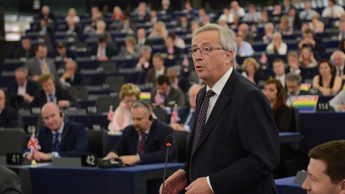 Kandydat na szefa KE Jean-Claude Juncker powiedział w PE, że chce opracowania do lutego 2015 r. ambitnego pakietu inwestycyjnego, by w ciągu trzech lat pozyskać 300 mld euro ze środków publicznych i prywatnych na inwestycje m.in. w transport, energię i internet.