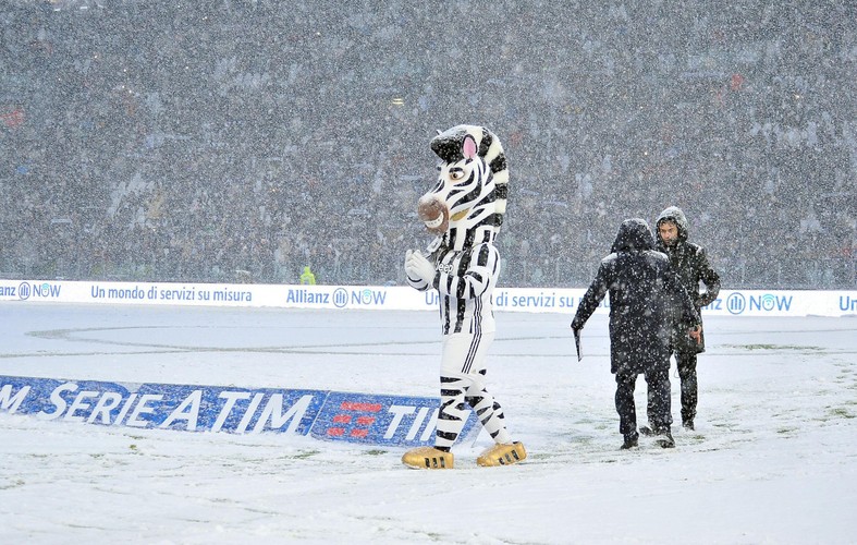 Z powodu obfitych opadów śniegu nie odbył się mecz między Juventusem Turyn a Atalantą Bergamo