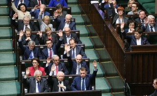 CBOS: PiS niezmiennie z największym poparciem. PO ma 26 proc. głosów