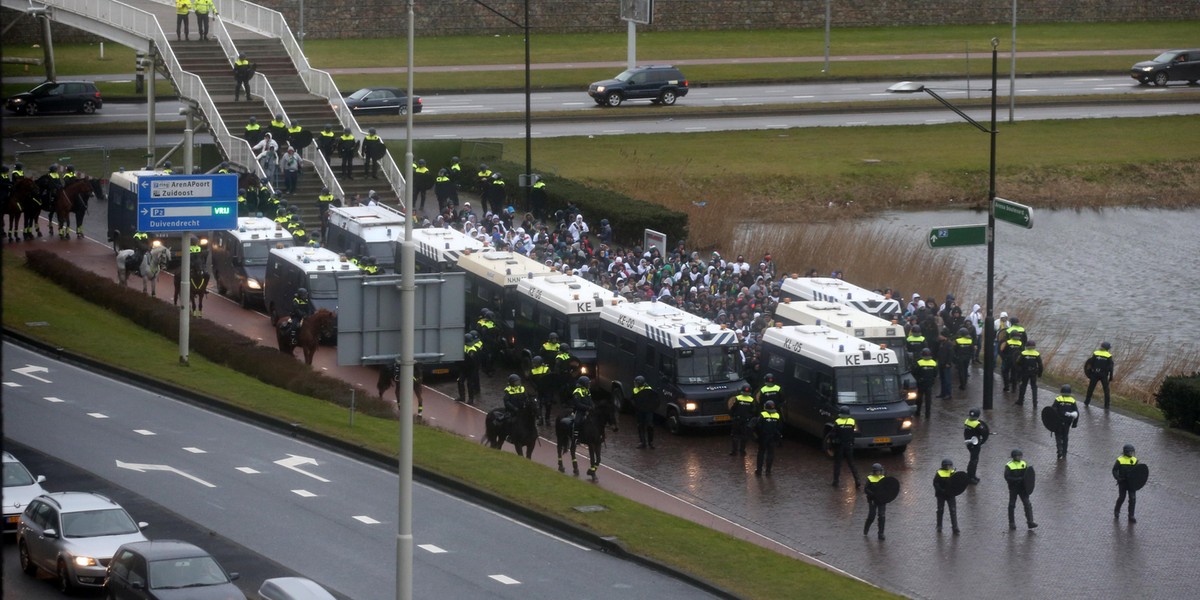 Ajax – Legia. Kibice pod eskortą, policja w gotowości