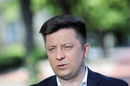 Warszawa, 17.05.2021. Koronawirus w Polsce. Minister-członek Rady Ministrów, szef KPRM Michał Dworczyk podczas konferencji prasowej przed siedzibą KPRM w Warszawie, 17 bm. Konferencja dot. zmian w programie szczepień. (aldg) PAP/Wojciech Olkuśnik