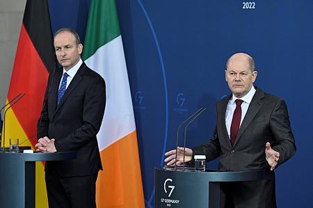 Micheal Martin Írország miniszterelnöke (balra)  és Olaf Scholz német kancellár közös sajtótájékoztatón beszél Berlinben/ Fotó: EPA/JOHN MACDOUGALL / POOL