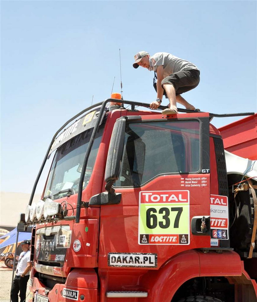 Adam Małysz wykorzystał dzień wolny w Rajdzie Dakar, by robić zdjęcia z dachu ciężarówki