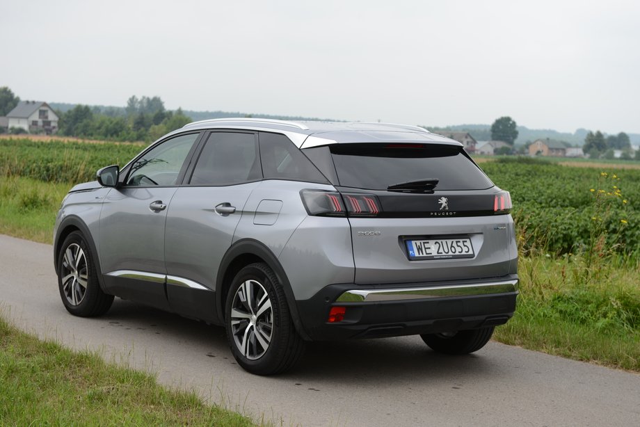 Peugeot 3008 Hybrid4 to kompaktowy SUV z przestronnym wnętrzem, ale w hybrydzie mamy niespełna 400-litrowy bagażnik - jego objętość ograniczają baterie.