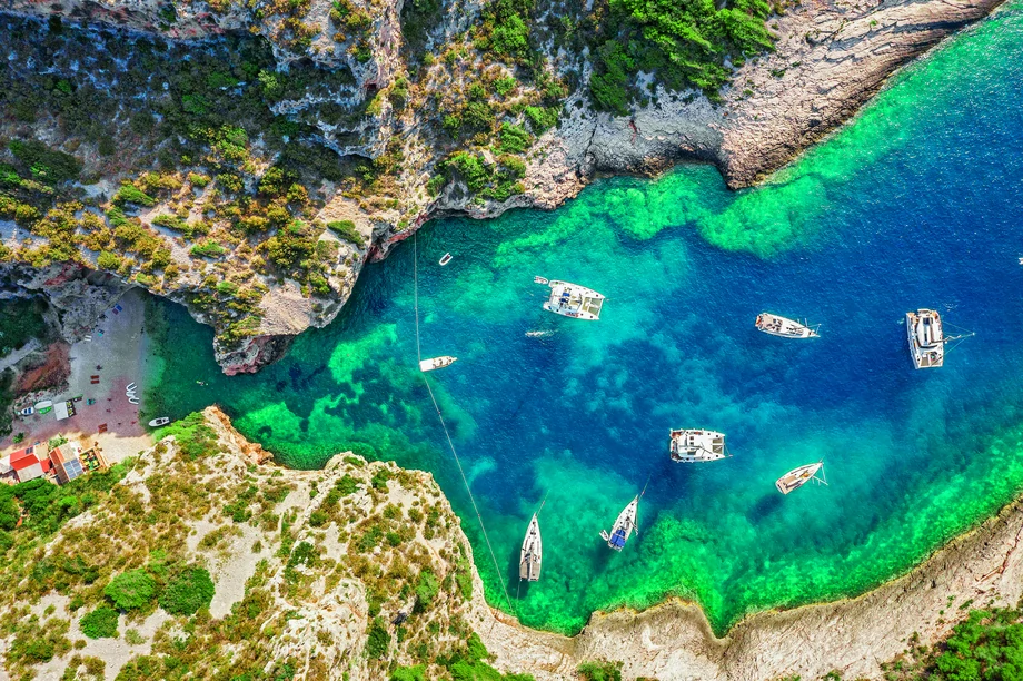Morskie podróże są okazją do zrobienia oryginalnych zdjęć. Tu widok z drona na plażę Stiniva w ukrytej zatoczce na Morzu Adriatyckim.