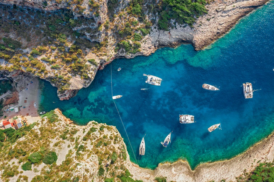 Morskie podróże są okazją do zrobienia oryginalnych zdjęć. Tu widok z drona na plażę Stiniva w ukrytej zatoczce na Morzu Adriatyckim.