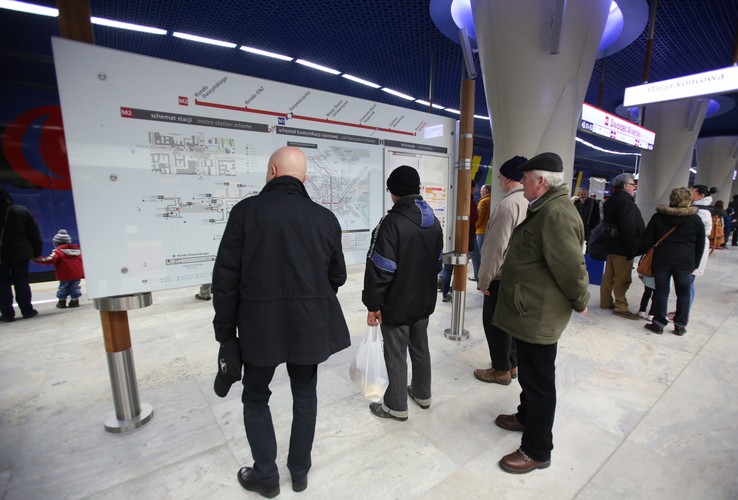 Wiceprezydent miasta Jacek Wojciechowicz informuje, że dzisiejszego poranka z II linii skorzystało ponad 20 tysięcy osób. Docelowo ma być ich dużo więcej, ale na to potrzeba czasu. Jak wyjaśnia, ludzie muszą zmienić swoje komunikacyjne nawyki i na własnej skórze odczuć korzyści z przemieszczania się nowym środkiem lokomocji a tej trasie. Po porannym szczycie w kierunku Pragi metro woziło niemal puste wagony. Na zdjęciu: pasażerowie na Stacji Dworzec Wileński. <br><br>fot.  (mr) PAP/Leszek Szymański