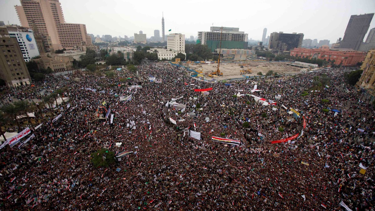 Ponad 50 tys. osób zebrało się na placu Tahrir w Kairze, aby domagać się od rządu wojskowych przekazania władzy cywilom, po tym jak przedstawił główne założenia konstytucji dające armii szeroką autonomię nawet po wyborze prezydenta - podaje Reuters.