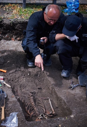GDAŃSK, CMENTARZ GARNIZONOWY. Archeolodzy IPN odkrywają szczątki ofiar z 1946 roku