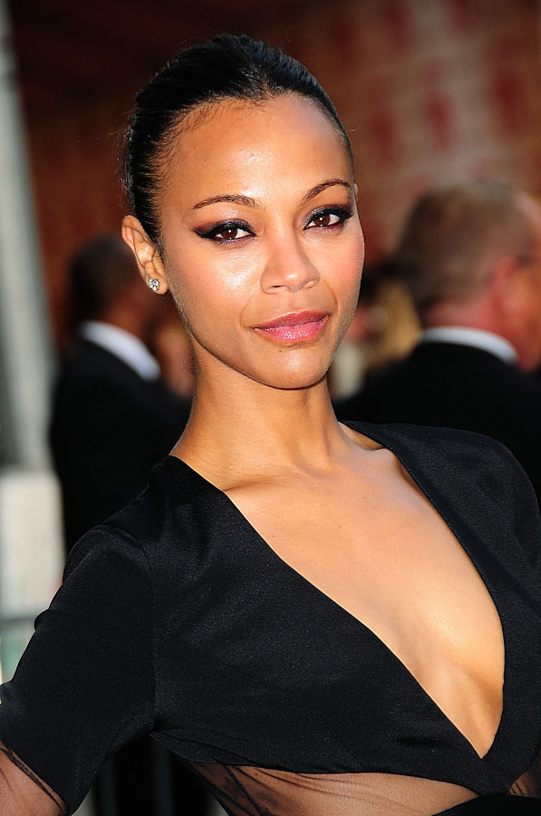 Zoe Saldana w przezroczystościach