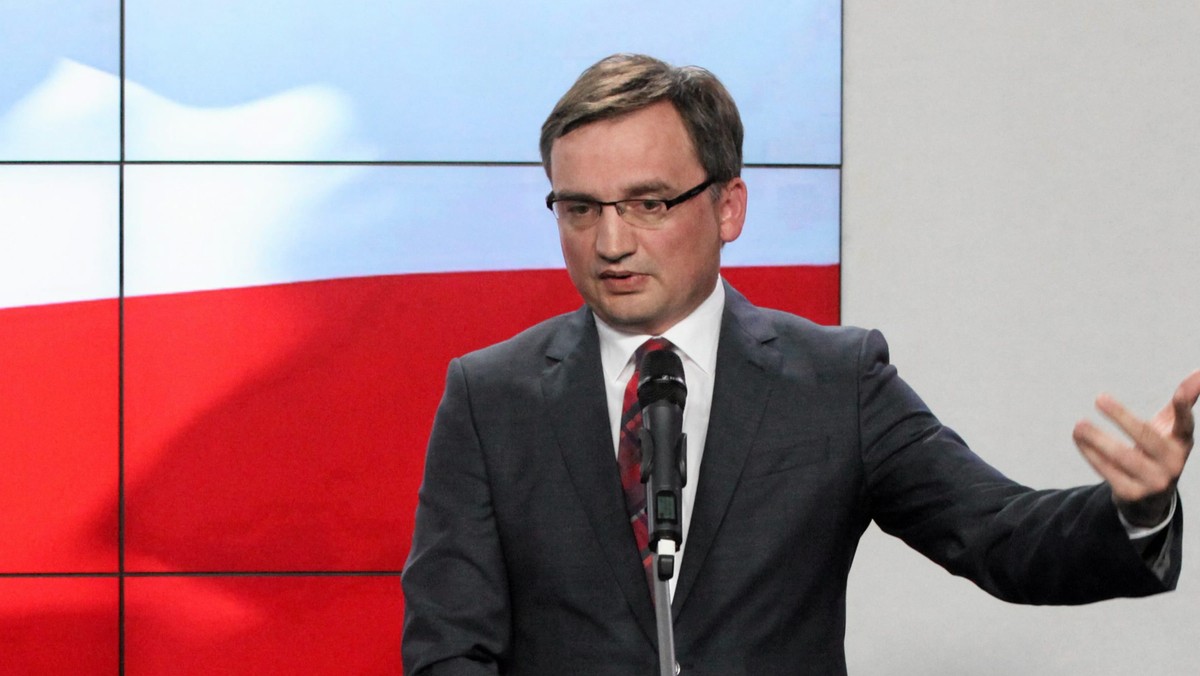 - Strach zagląda w oczy ludziom, którzy milczeli w tej sprawie - powiedział w programie "Dziś wieczorem" TVP Info Zbigniew Ziobro, minister sprawiedliwości i Prokurator Generalny. Skomentował tymi słowami krytykę opozycji dotyczącą powołania specjalnej komisji weryfikacyjnej w sprawie reprywatyzacji. - Przyzwyczailiśmy się, że Polska jest państwem "teoretycznym", a my obiecaliśmy, że będzie realnie działającym - dodał. Tłumaczył, że komisja ma działać we współpracy z prokuraturą, a cały proces odbędzie się "pod kontrolą sądów".