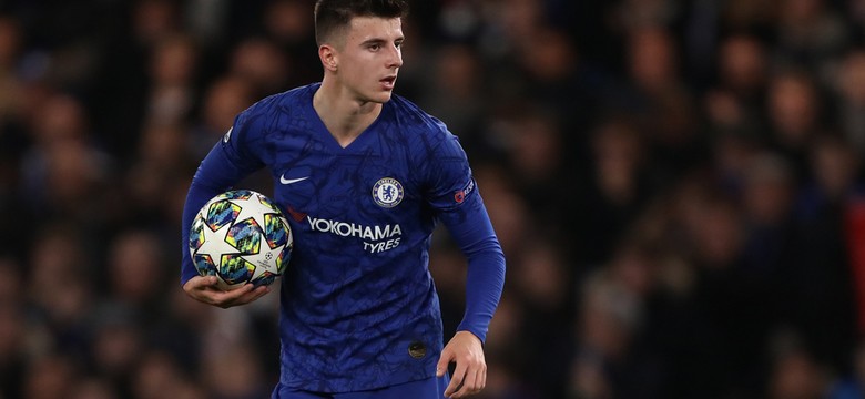 Zakaz picia z jednego bidonu, plucia i radości po golach w Premier League