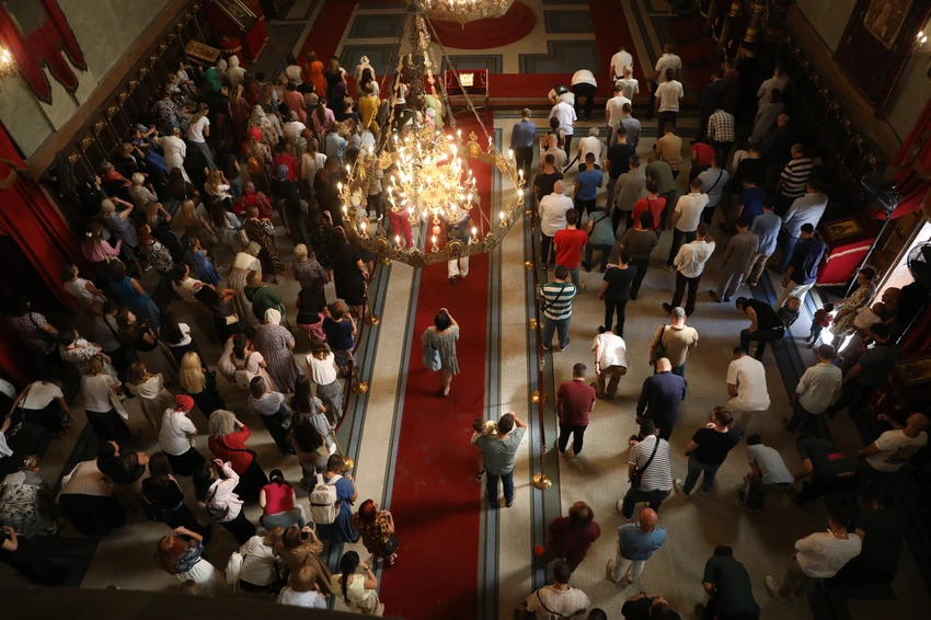 "Ujutru se u crkvu nosi slavski kolač, nosi se i vino i kuvano žito (pšenica) u kojoj gori sveća"