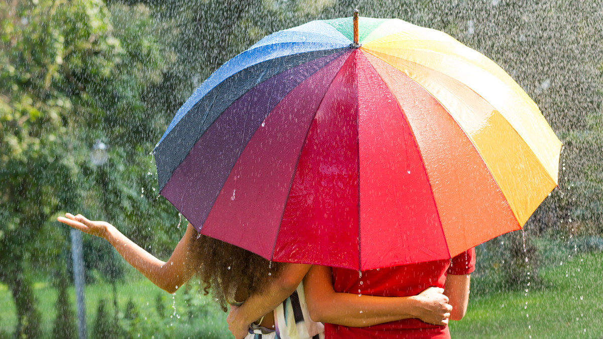 Ulewne deszcze mocno dają nam się we znaki. Bez parasola ani rusz. W taką pogodę jest on niezbędny podczas każdego wyjścia z domu. Czy wiesz, jak prawidłowo go czyścić i o niego dbać, żeby posłużył ci jak najdłużej? Mamy dla ciebie kilka wskazówek.