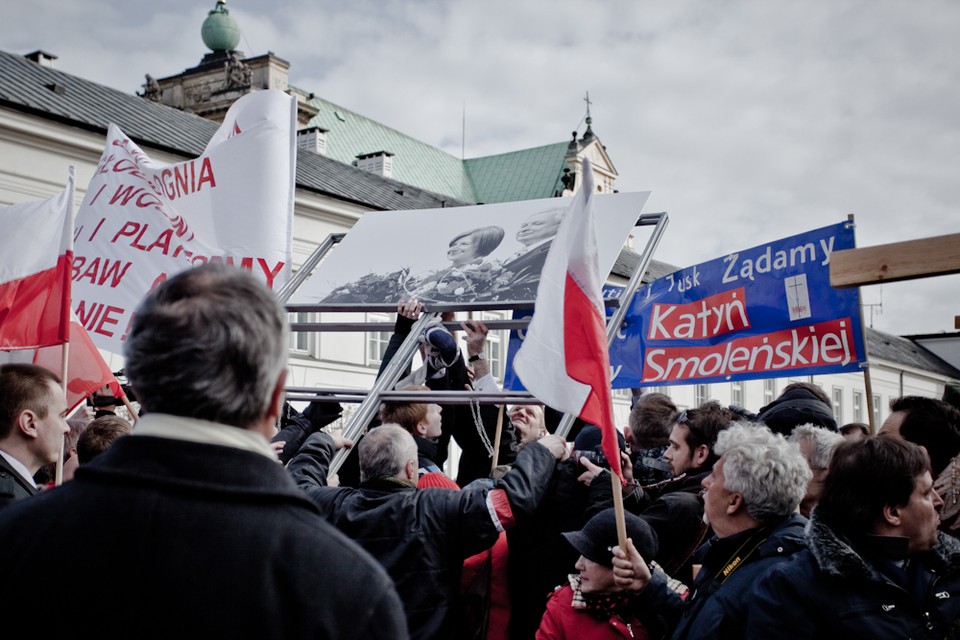 Zwolennicy PiS przed pałacem, fot. Maciej Stankiewicz