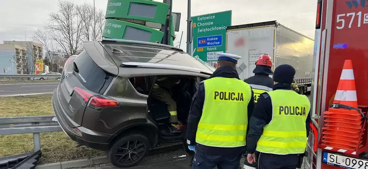 Kierowca Toyoty uciekał przed kontrolą policji. "Skutecznie" zatrzymał go pylon na stacji