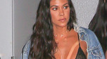 Kourtney Kardashian zaświeciła biustem. Body pożyczyła od siostry?