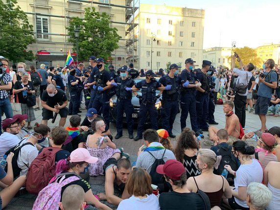 Protestujący nie chcieli pozwolić, aby radiowóz z Margot odjechał