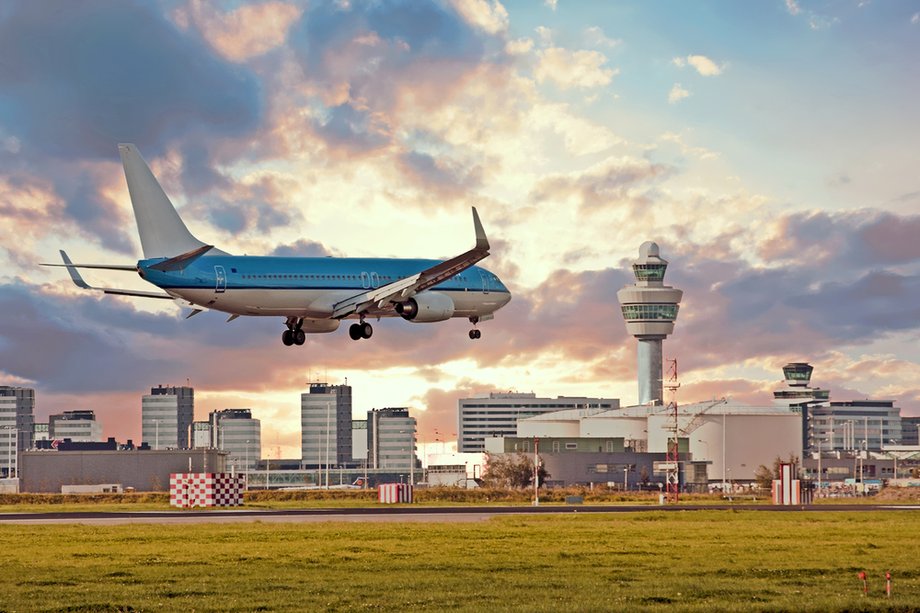 Amsterdam Schiphol to hub holenderskich linii lotniczych KLM. To także jedno z najbardziej zatłoczonych lotnisk w Europie