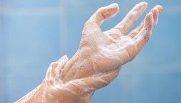 Zapalenie skóry rąk przez nadmierną higienę. Lawinowy wzrost