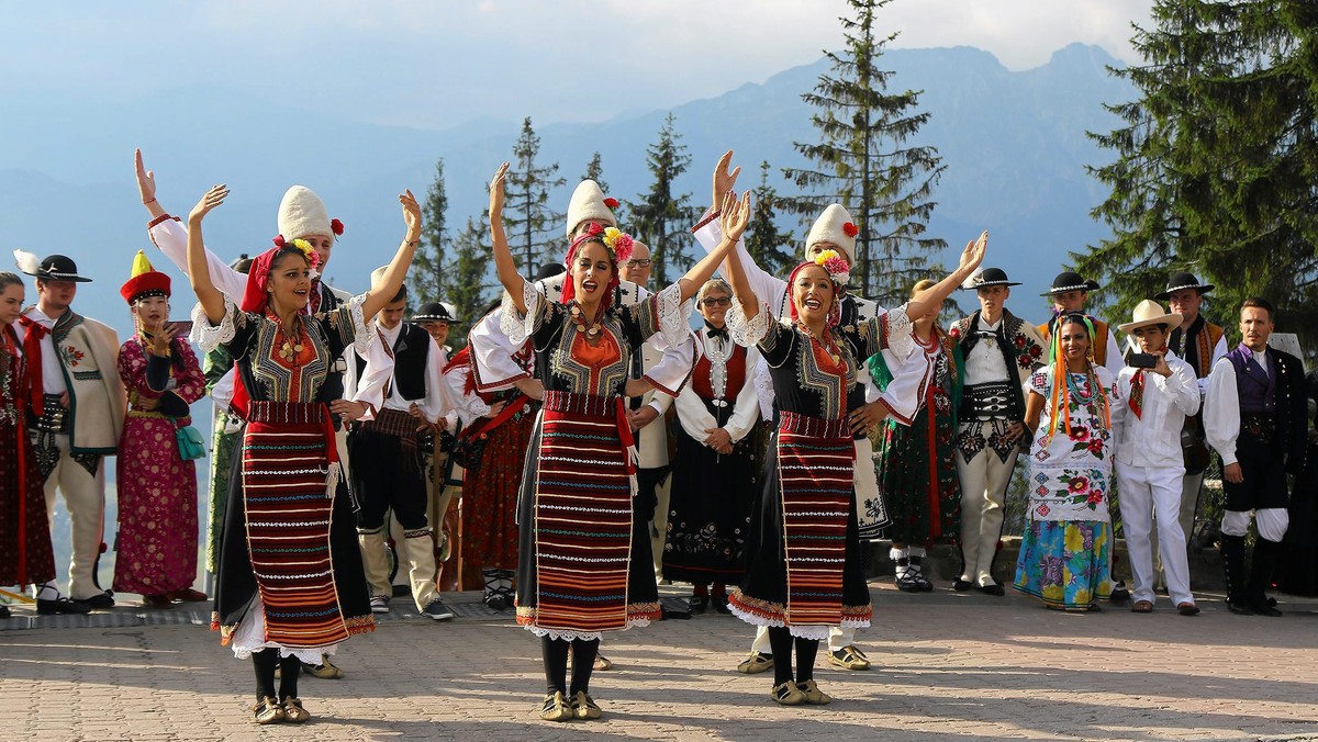 Barwny korowód kilkunastu folklorystycznych zespołów z różnych stron świata przeszedł ulicami Zakopanego, rozpoczynając 48. Międzynarodowy Festiwal Folkloru Ziem Górskich. Pod Giewontem wystąpią m.in. grupy z Turcji, Meksyku i Indonezji.